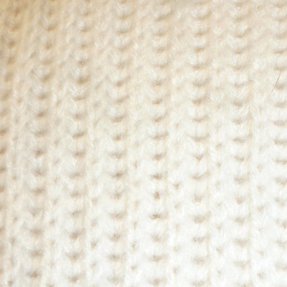 Women's Super soft V-neck  Ribbed  Knitted White Sweater Sz M( 6 US) - Picture 6 of 6